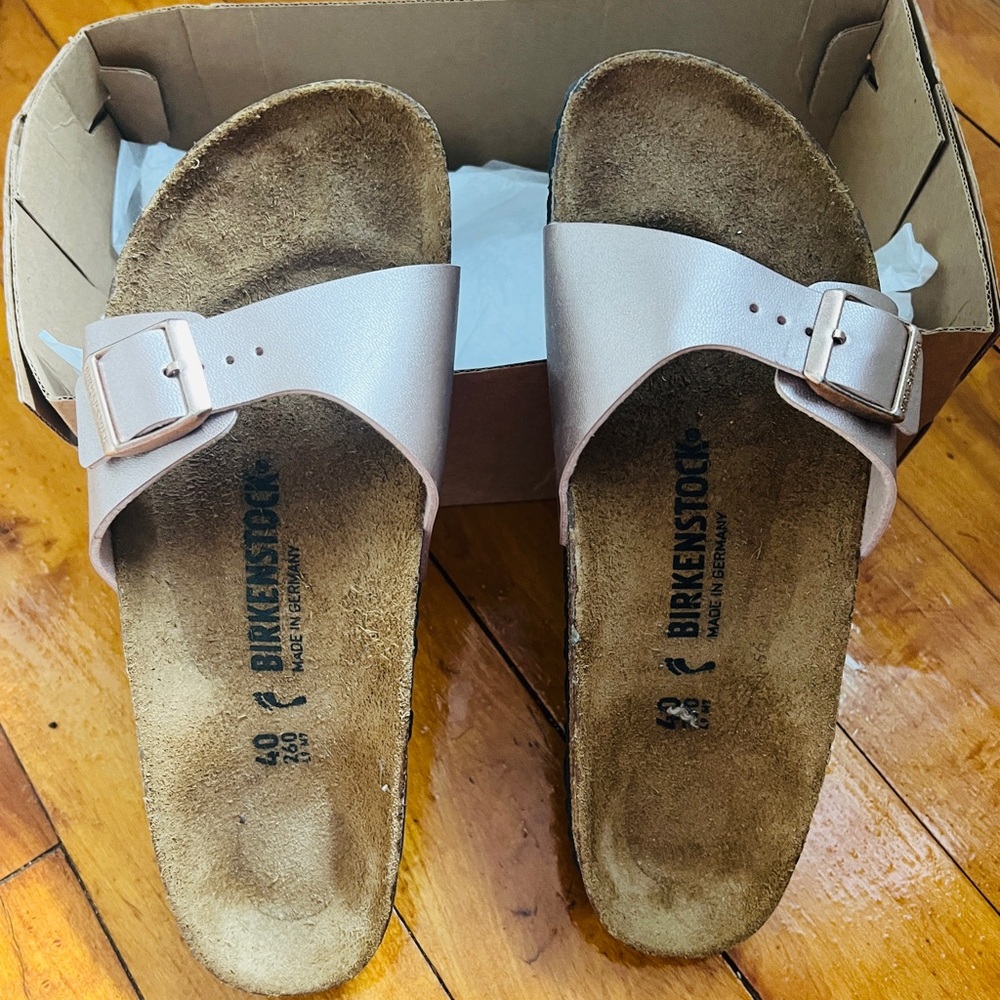 Never worn Birkenstock metallic Light Pink Slide Sandals